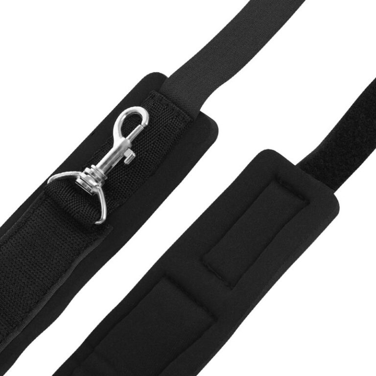 darkness-bondage-esposas-para-la-puerta-3