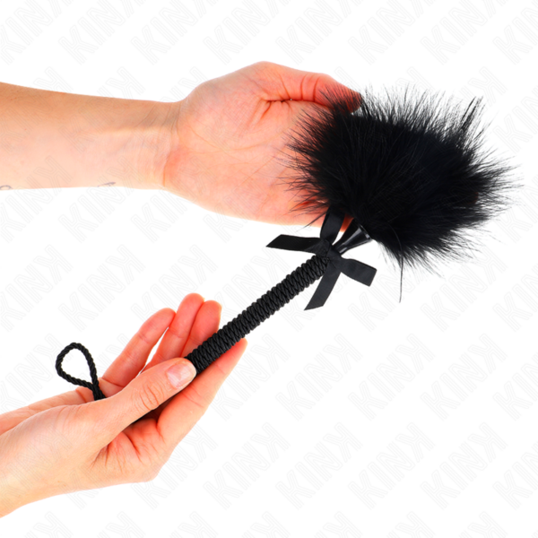 kink---masajeador-de-cuerda-de-nailon-con-plumas-para-cosquillas-y-lazo-negro-25-cm-4